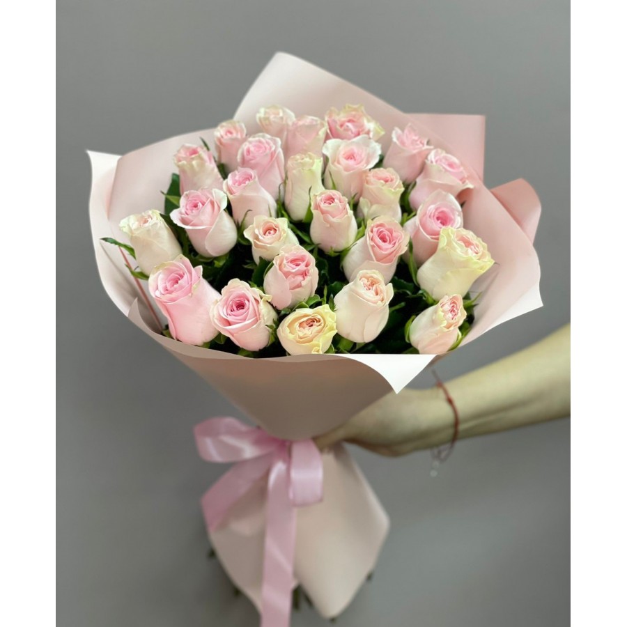 Букет 25 розовых роз в оформлении