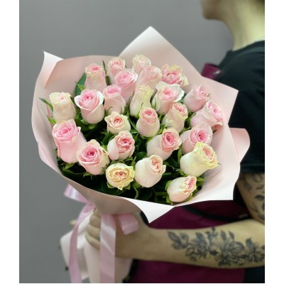 Букет 25 розовых роз в оформлении