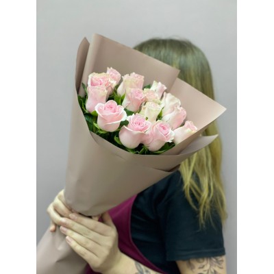 Букет 15 розовых роз в оформлении