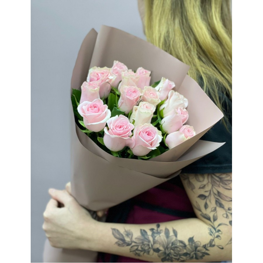 Букет 15 розовых роз в оформлении