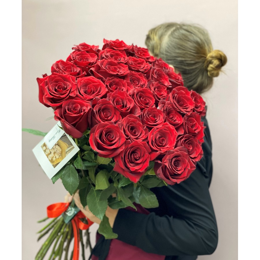 33 красные розы "Скарлет"