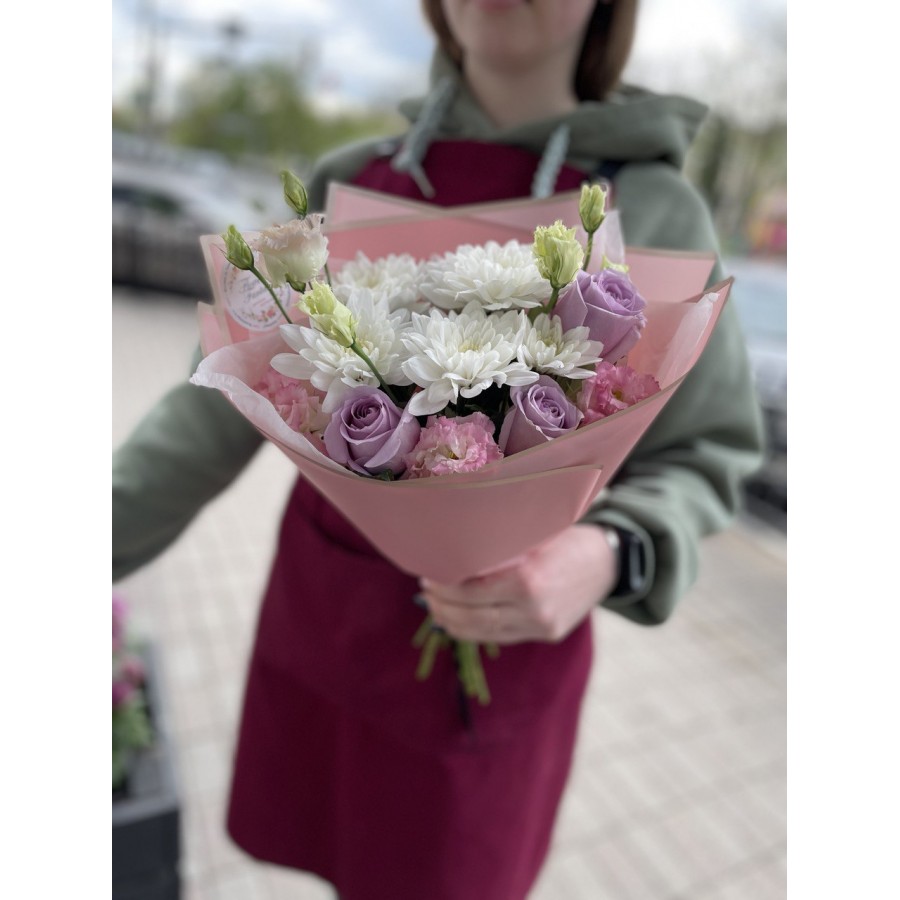 Букет с эустомой, розой и хризантемой