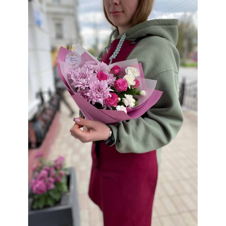 Букет с хризантемой, диантусом и розой