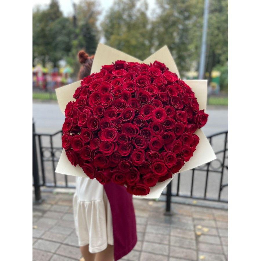 101 красная роза "Трепетное сердце"