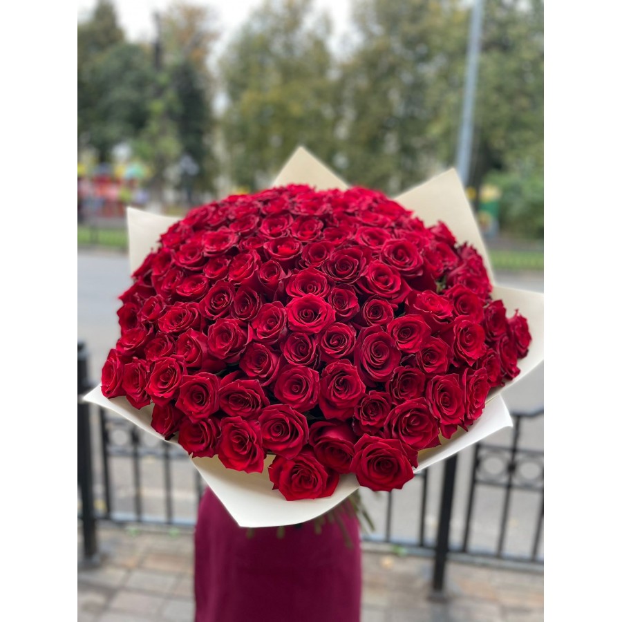 101 красная роза "Трепетное сердце"