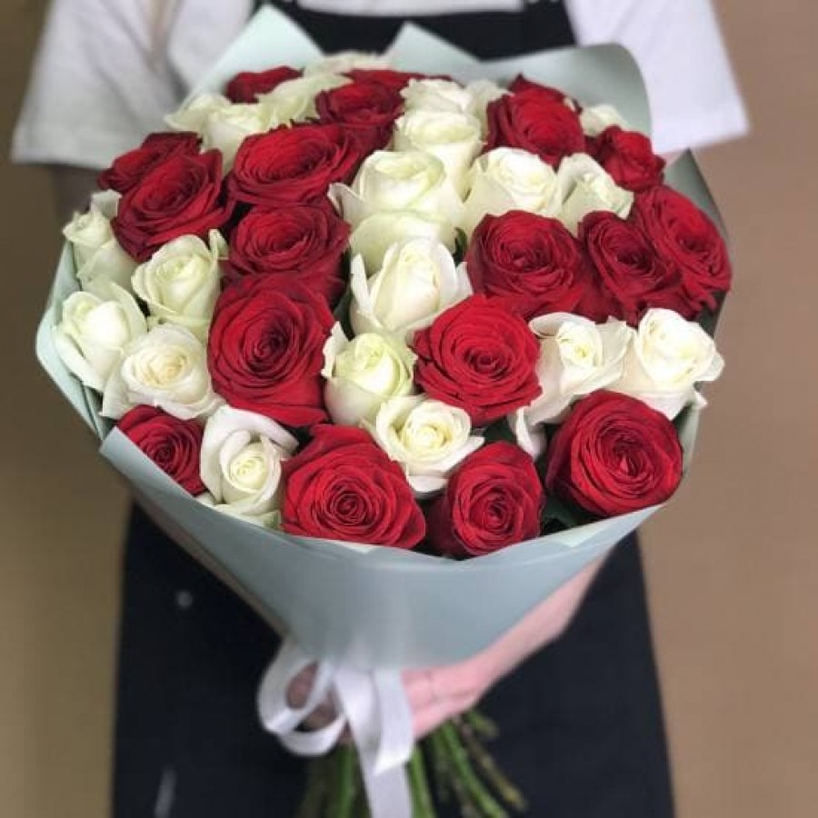 39 бело-красных роз