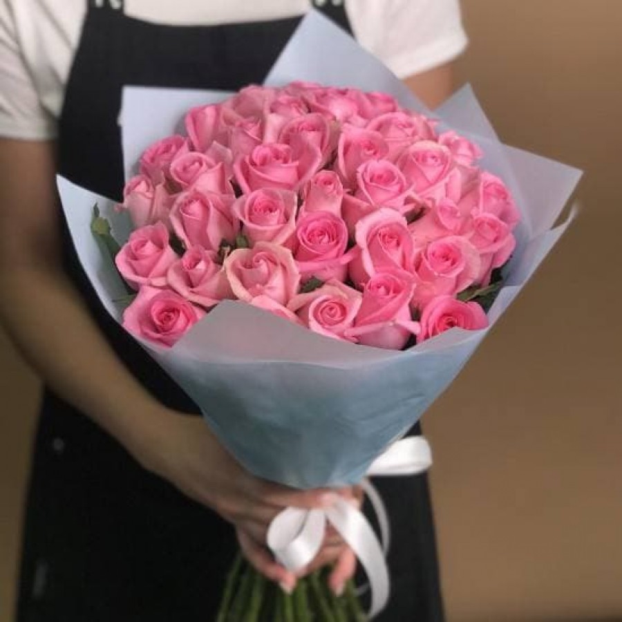 35 розовых роз