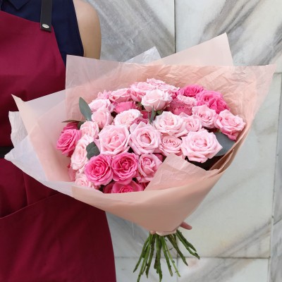 Розовая кустовая роза с эвкалиптом